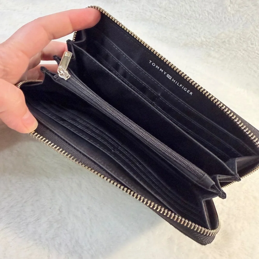 Tommy Hilfiger Zip Around Wallet Womens OS Black Excellent Nylon Gold Logo